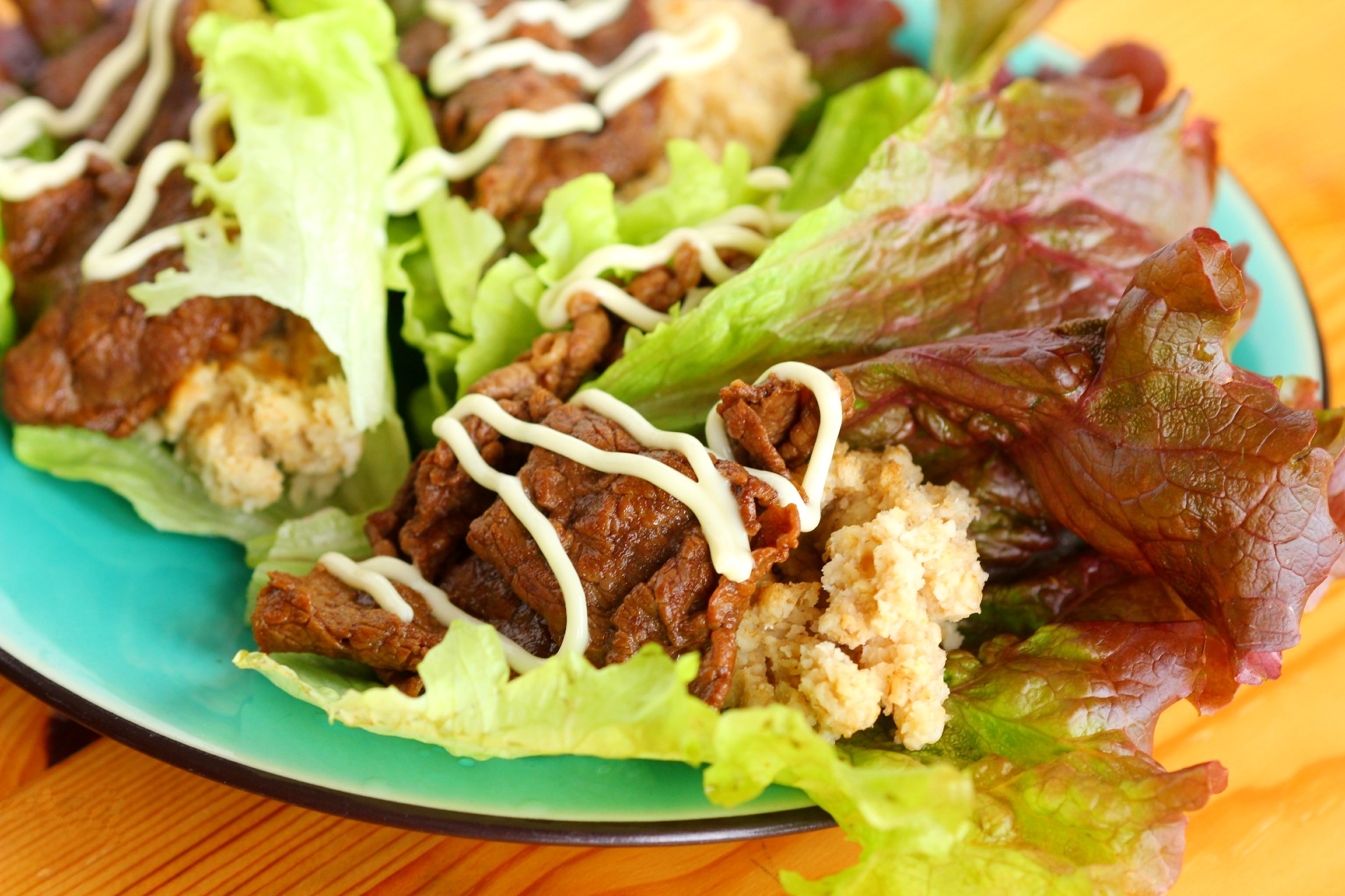 焼肉オートミールライスのレタス巻き